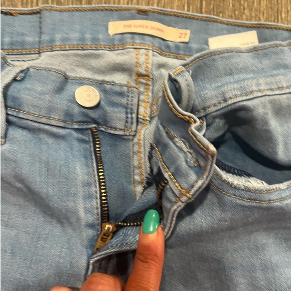 Levi's 710 Super Skinny Jeans Mid Rise Distressed Fray Hem Light Wash Size 27 - Picture 5 of 12